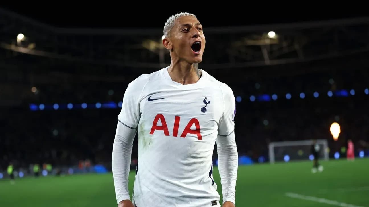 Joueur de Tottenham célébrant un but sur le terrain