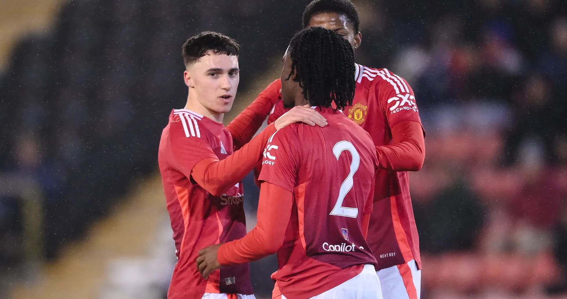 Joueurs de Manchester United célébrant ensemble sous la pluie