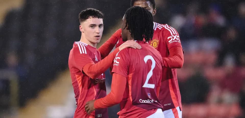 Joueurs de Manchester United célébrant ensemble sous la pluie