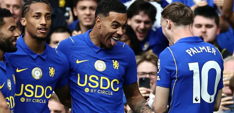 Joueurs de Chelsea célébrant un but ensemble