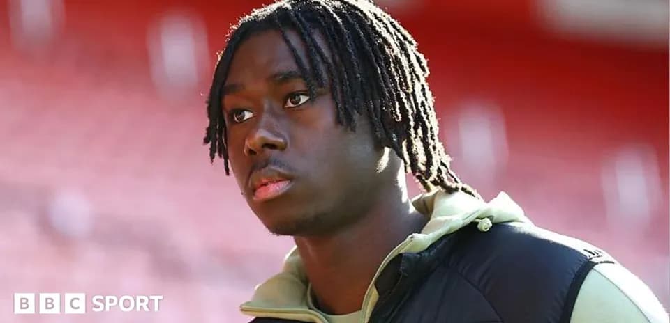 Joueur avec des dreadlocks sur le terrain