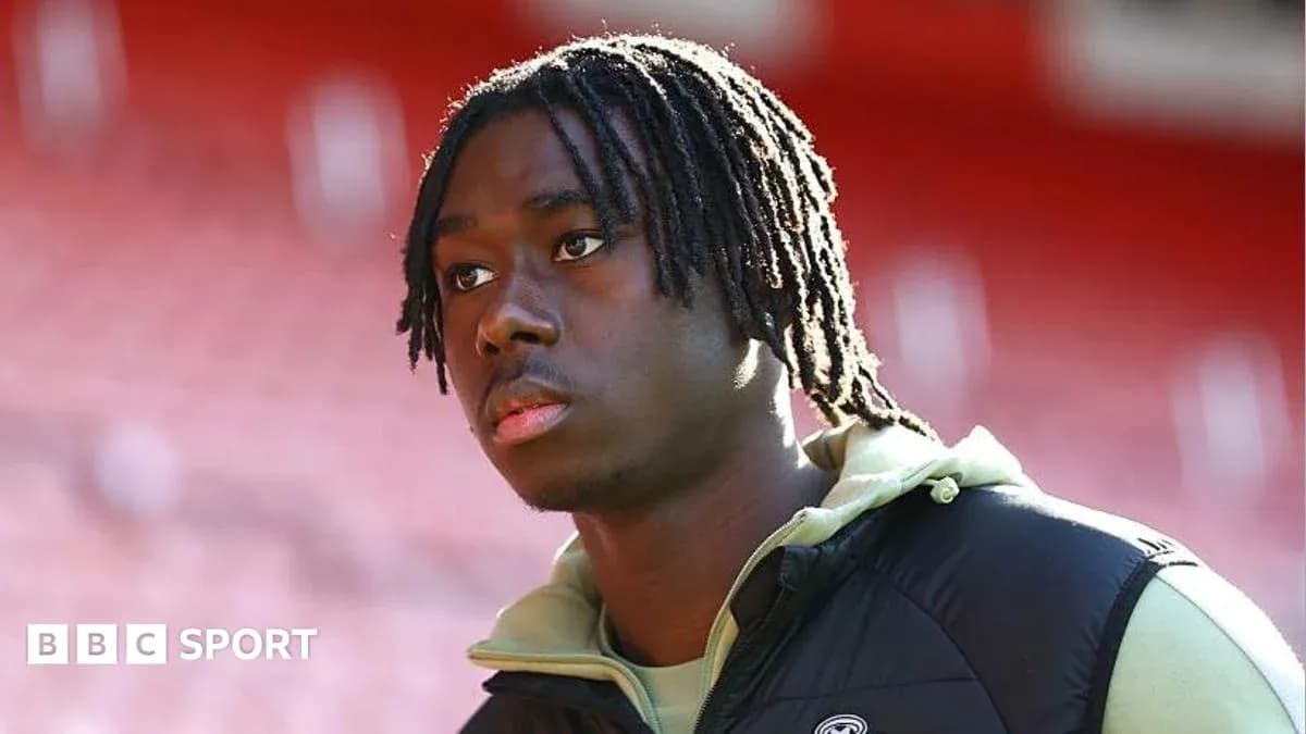 Joueur avec des dreadlocks sur le terrain