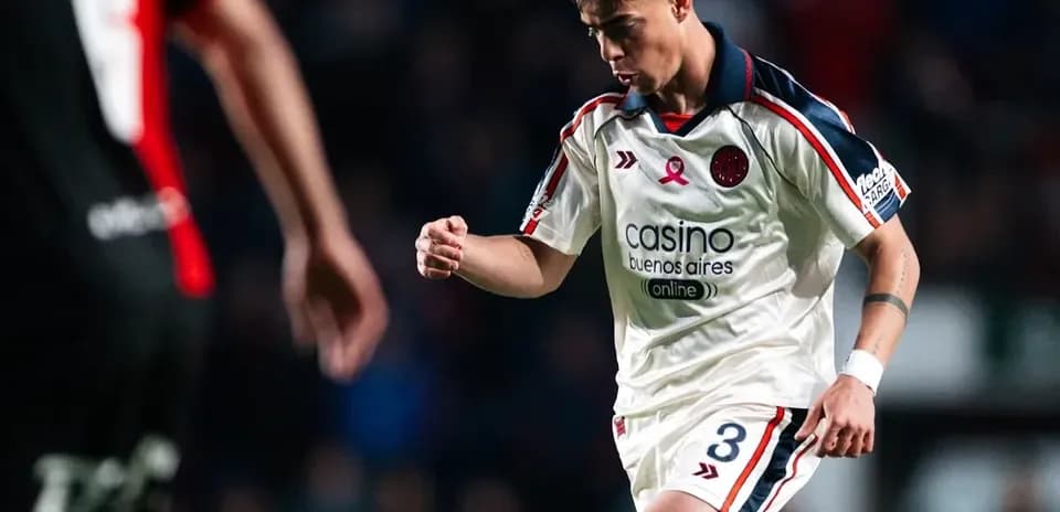 Joueur de San Lorenzo en action sur le terrain