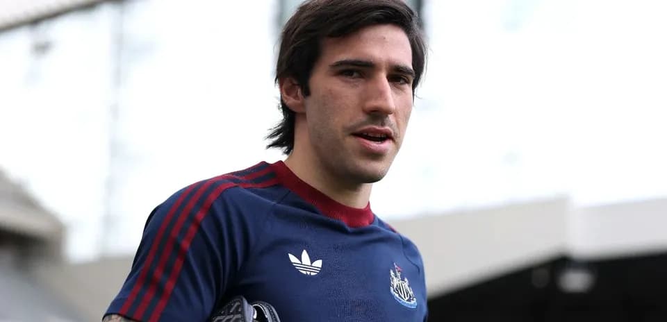 Joueur portant un maillot de Newcastle en extérieur
