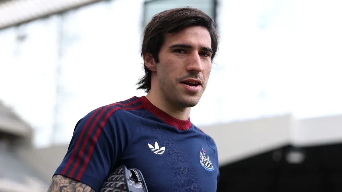 Joueur portant un maillot de Newcastle en extérieur