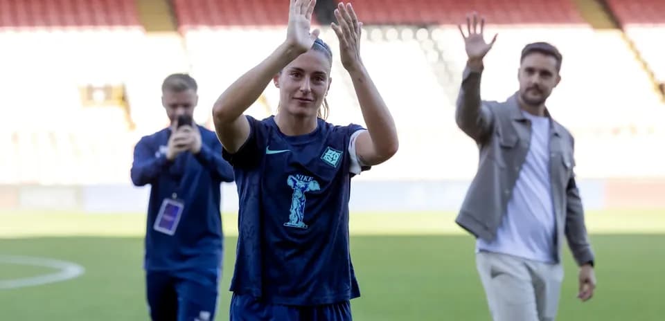 Joueuse applaudissant en saluant les spectateurs