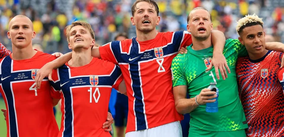 Joueurs norvégiens célébrant ensemble après un match