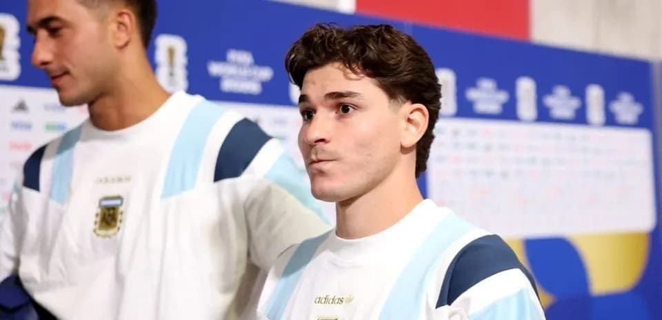 Joueurs argentins en arrière-plan d'une conférence de presse