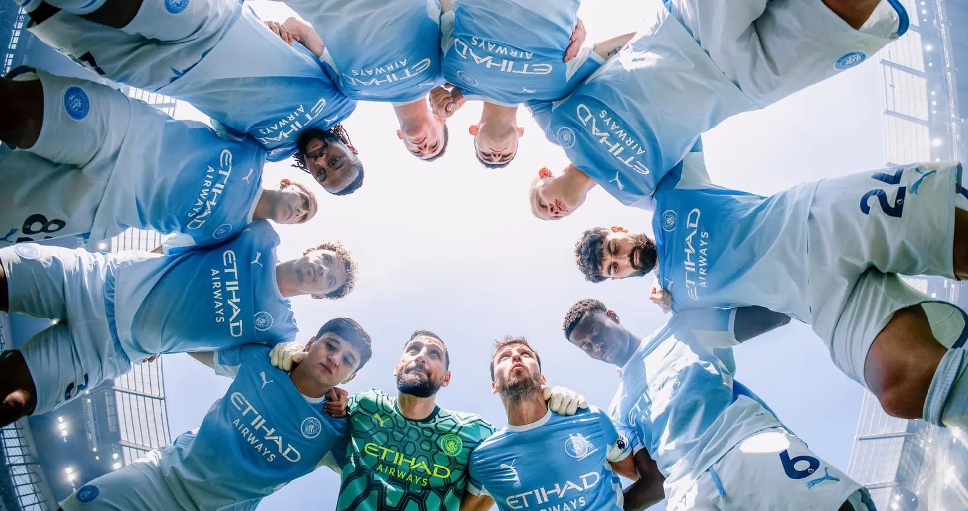 Joueurs de Manchester City en cercle avant le match
