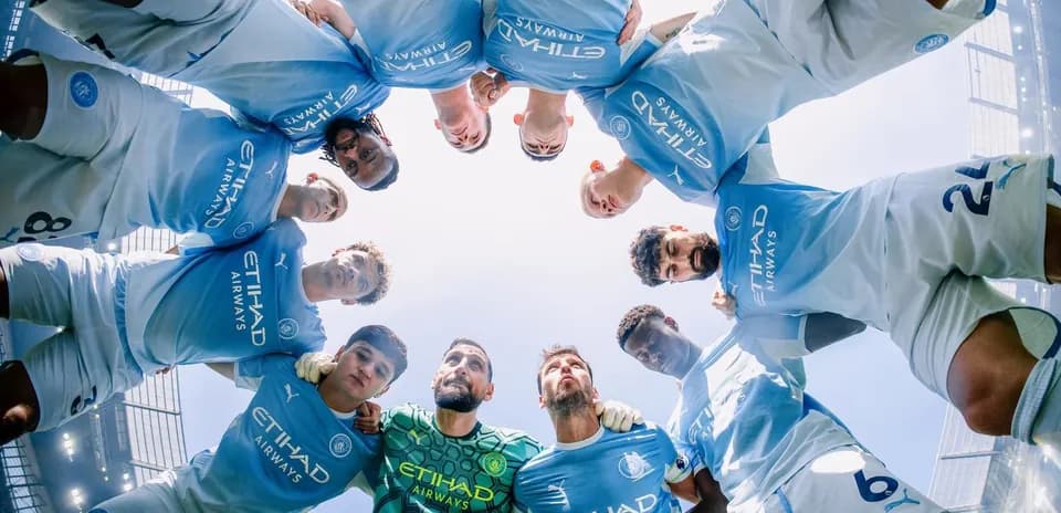 Joueurs de Manchester City en cercle avant le match