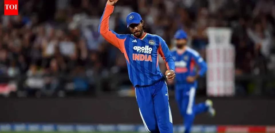 Joueur indien levant la main lors d'un match de cricket