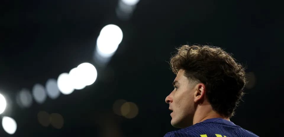 Joueur regardant le terrain sous les lumières du stade
