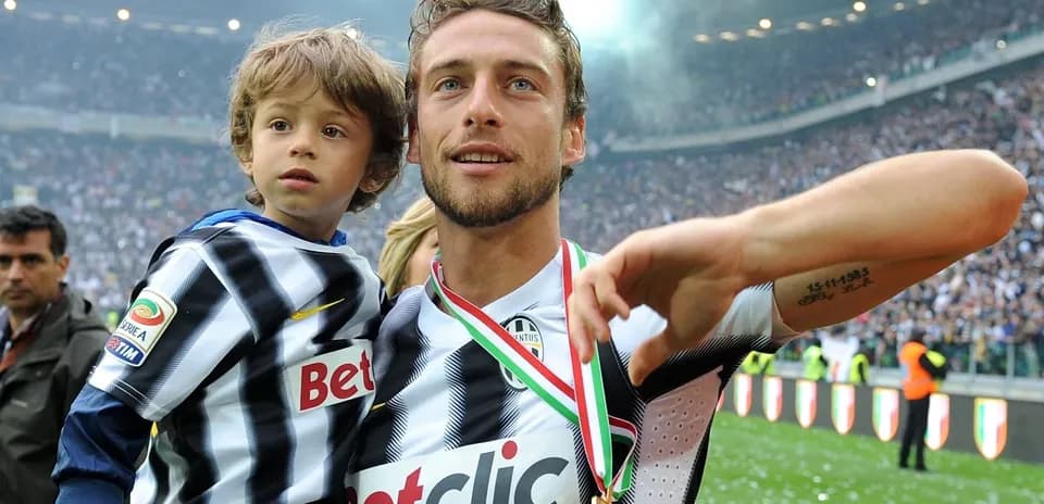 Joueur de football tenant un enfant sur le terrain