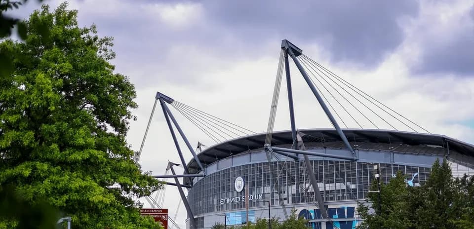 Vue extérieure de l'Etihad Stadium sous un ciel nuageux