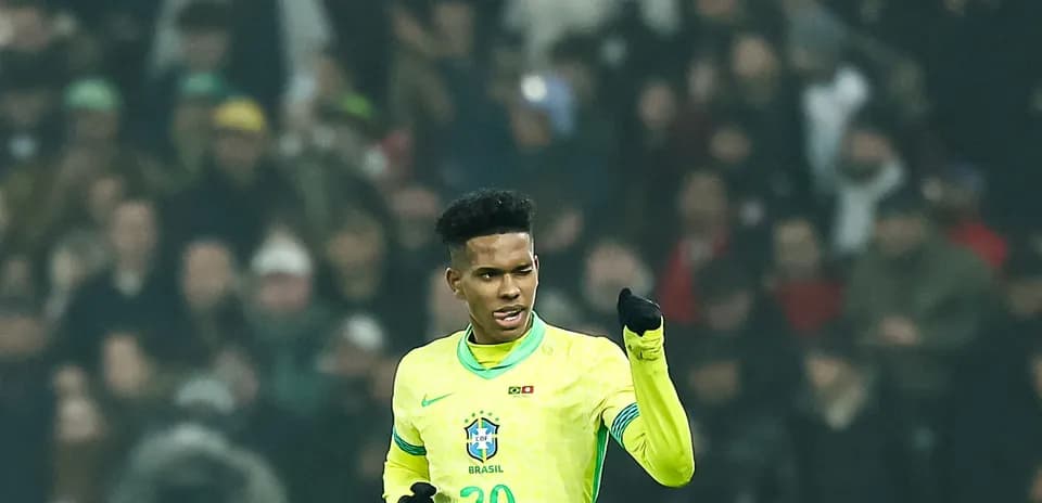 Joueur brésilien célébrant sur le terrain de football