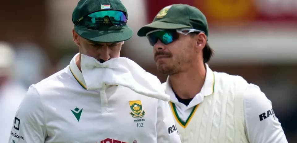 Joueurs sud-africains discutant sur le terrain de cricket