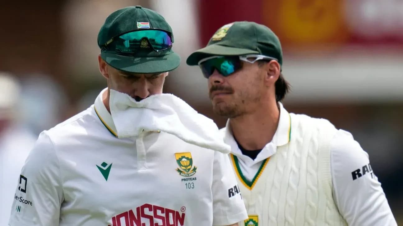 Joueurs sud-africains discutant sur le terrain de cricket