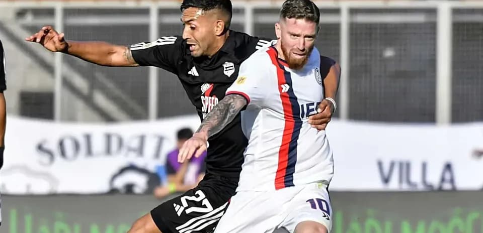 Deux joueurs se disputant le ballon lors du match