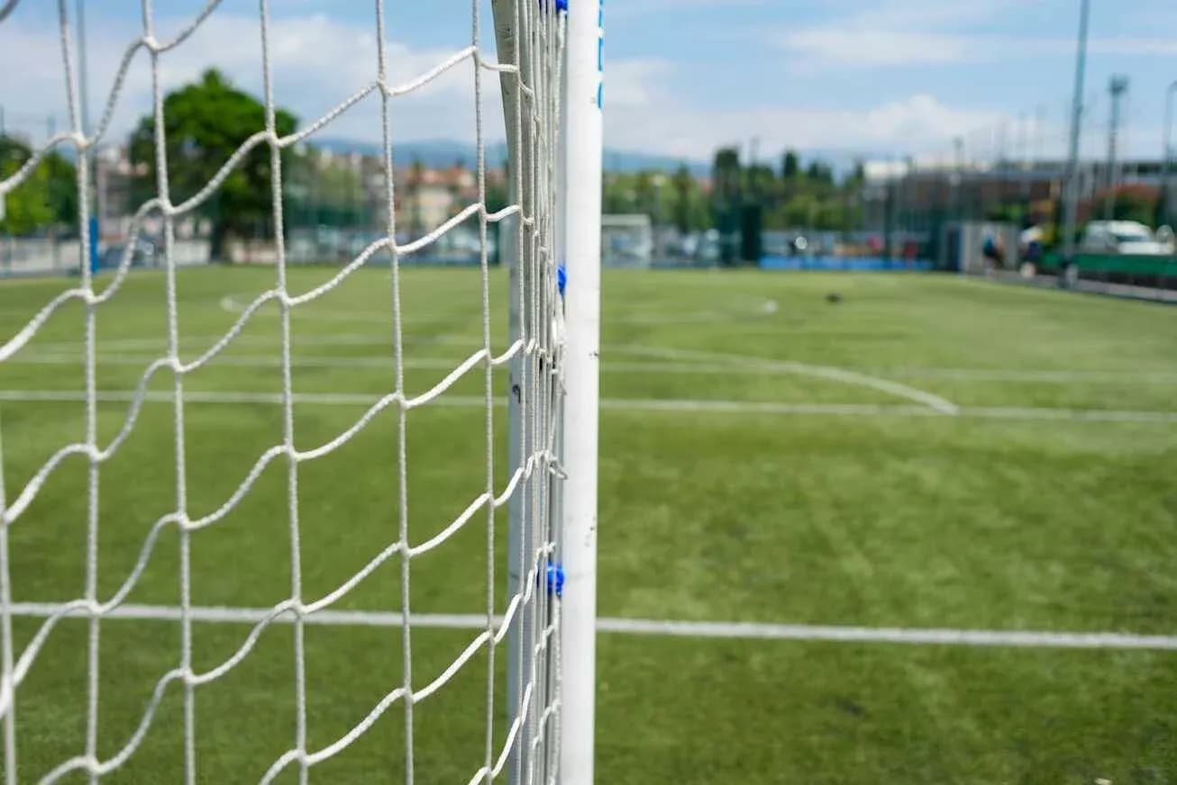 Vue du filet de but sur terrain de football