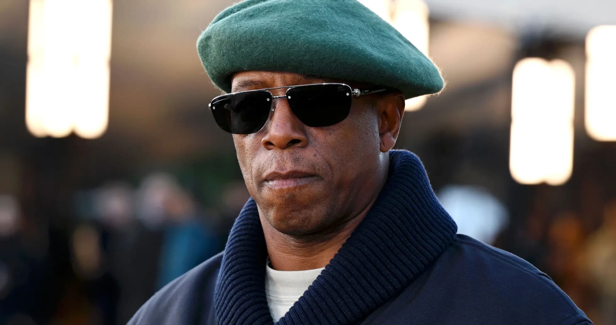 Homme portant des lunettes de soleil et un béret vert