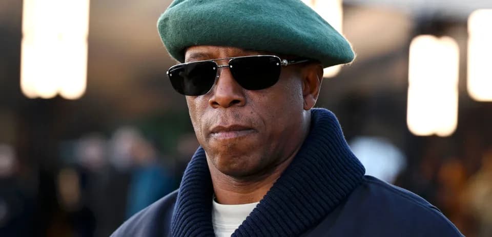 Homme portant des lunettes de soleil et un béret vert