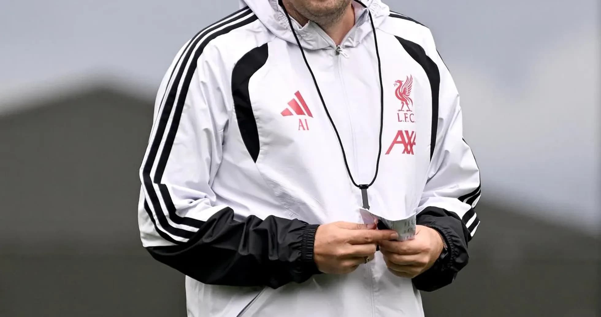 Entraîneur de Liverpool souriant pendant l'entraînement