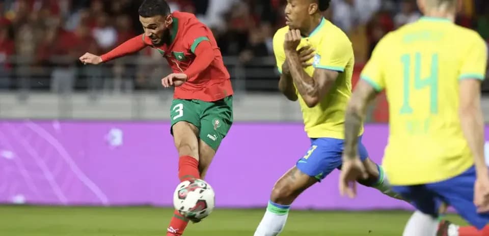 Joueur marocain tirant au but contre le Brésil