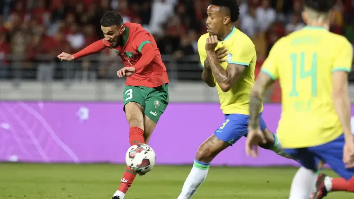 Joueur marocain tirant au but contre le Brésil