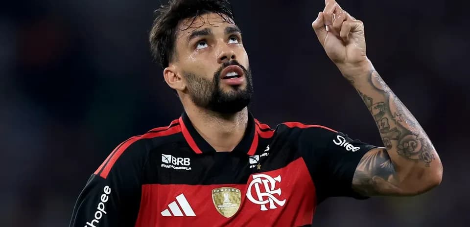 Joueur de Flamengo levant les mains au ciel