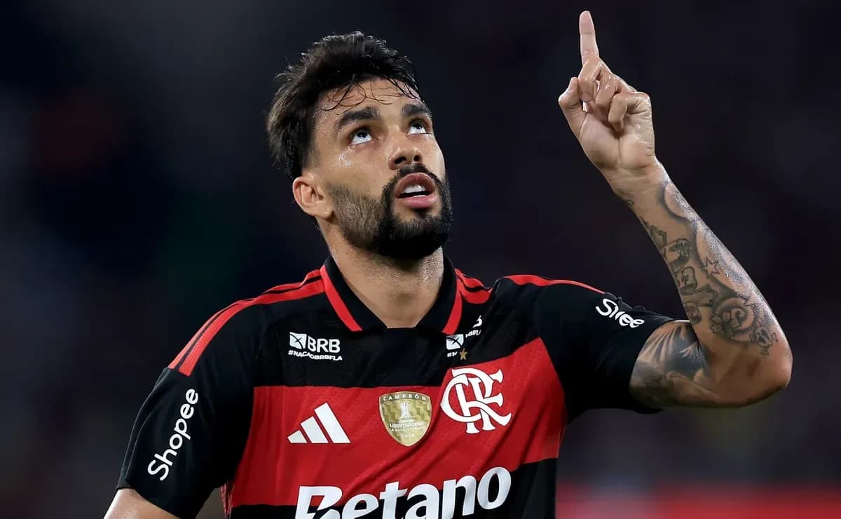 Joueur de Flamengo levant les mains au ciel