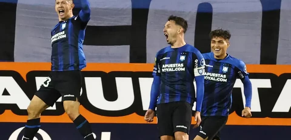 Joueurs célébrant un but lors du match