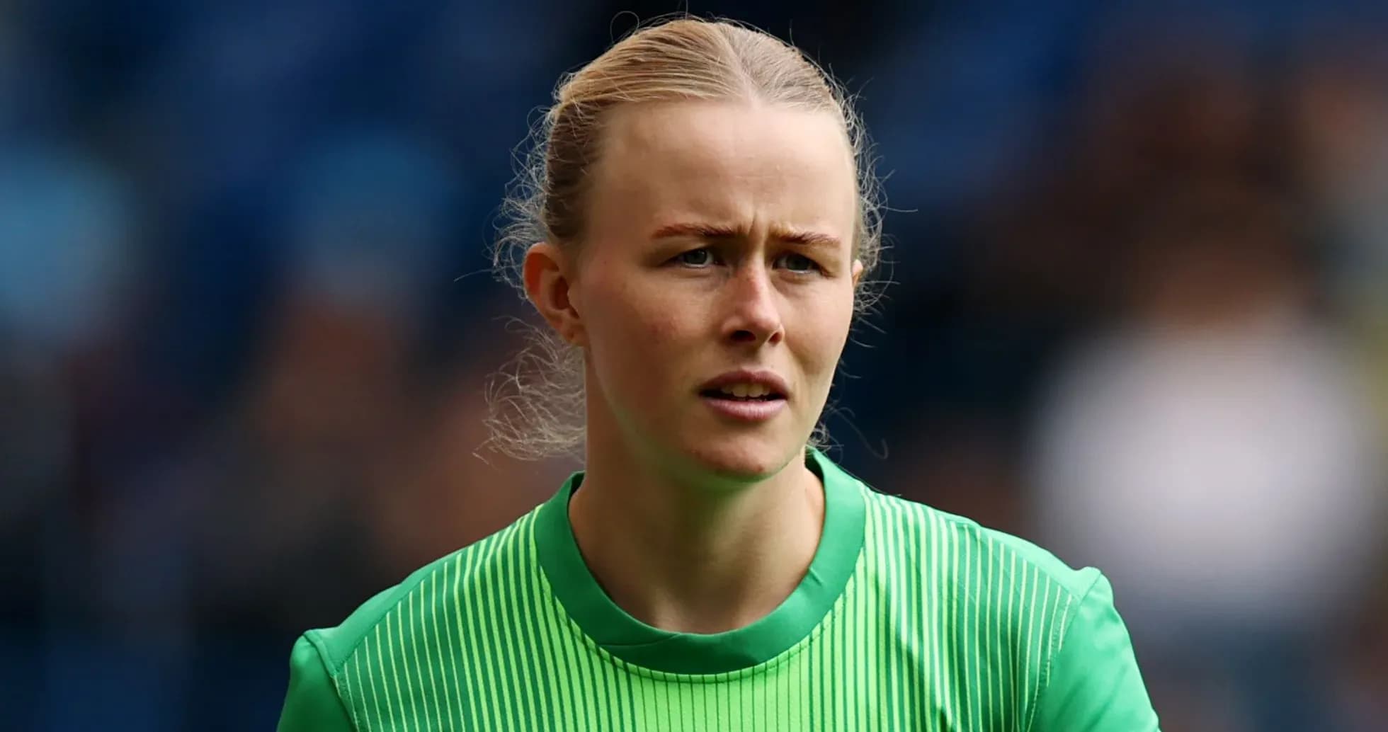 Gardienne de but en tenue verte sur le terrain