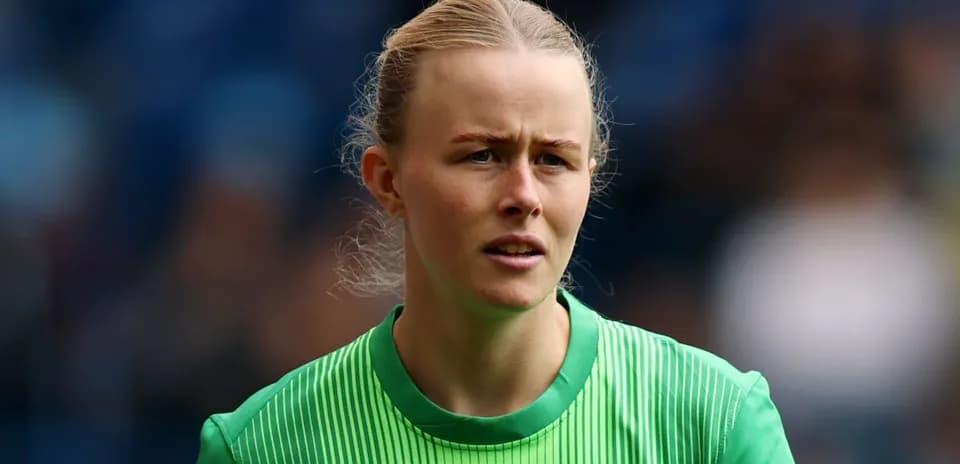 Gardienne de but en tenue verte sur le terrain