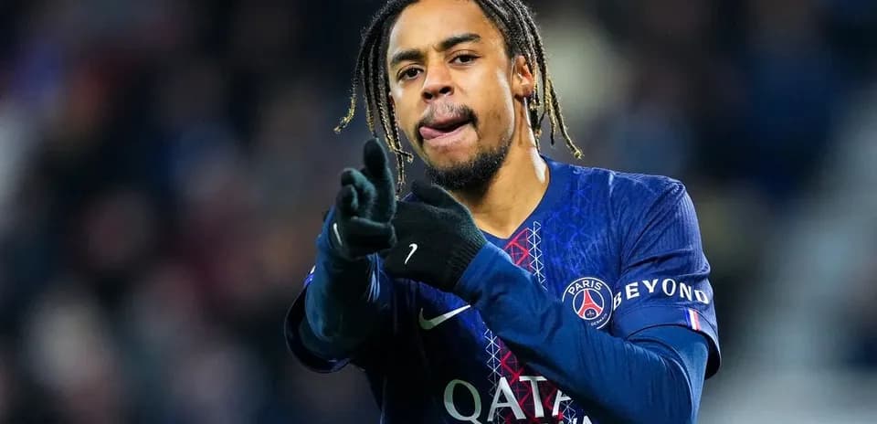 Joueur du PSG célébrant avec un geste positif