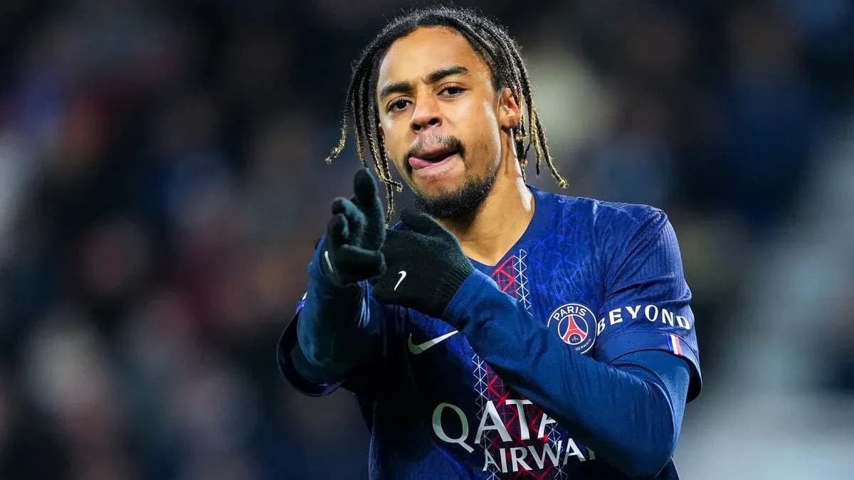 Joueur du PSG célébrant avec un geste positif