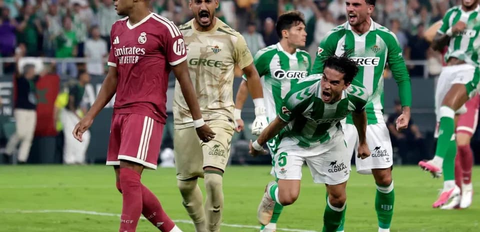 Joueurs de Real Madrid et Betis célébrant un but