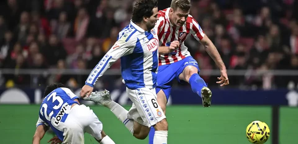 Deux joueurs d'Espanyol et Atletico Madrid en action