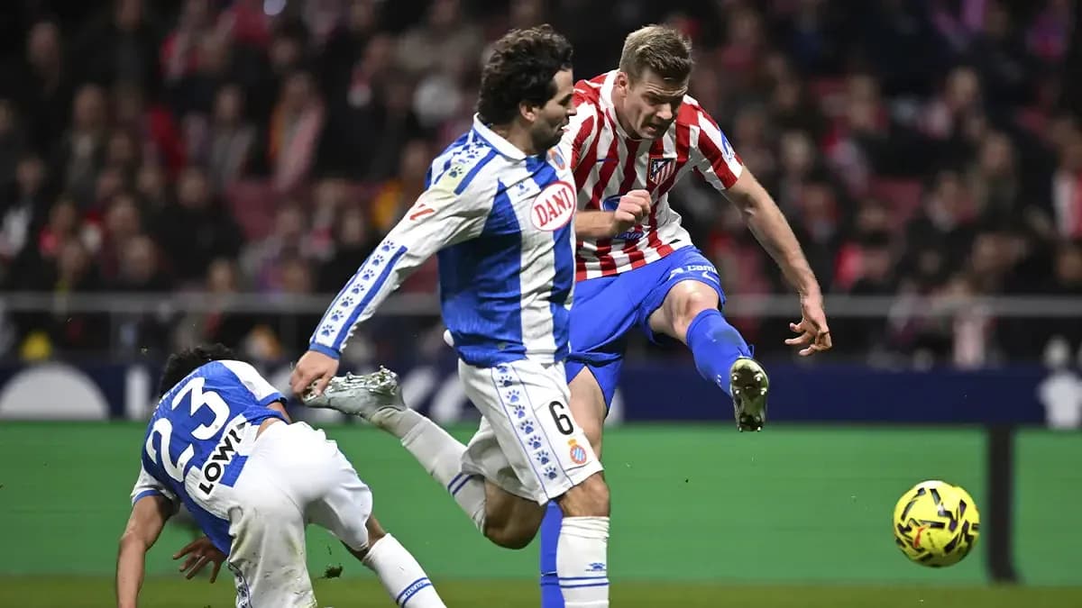 Deux joueurs d'Espanyol et Atletico Madrid en action