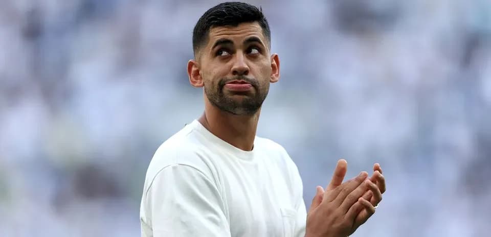 Joueur applaudissant avant le début du match