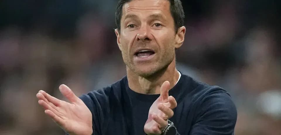 Entraîneur gesticulant sur la touche pendant un match