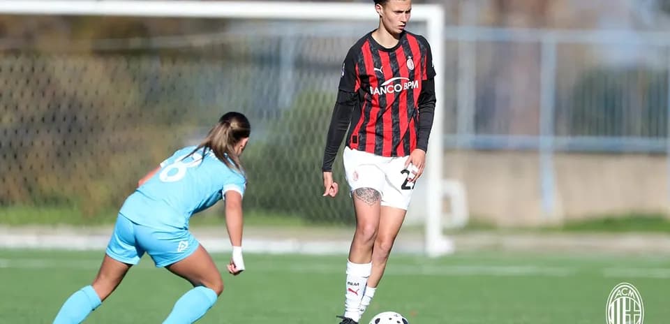 Joueuse de l'AC Milan en action contre Naples
