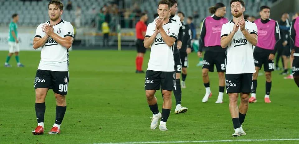 Joueurs de Beşiktaş applaudissant après le match