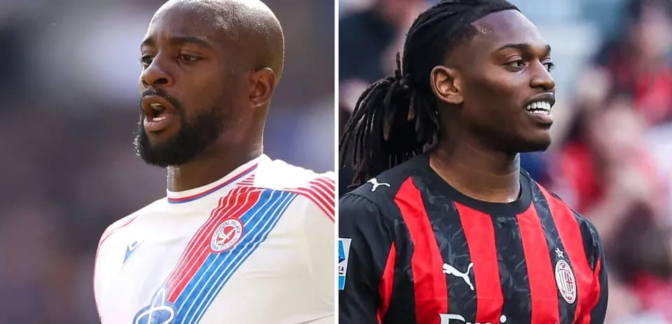 Deux joueurs de football en action sur le terrain