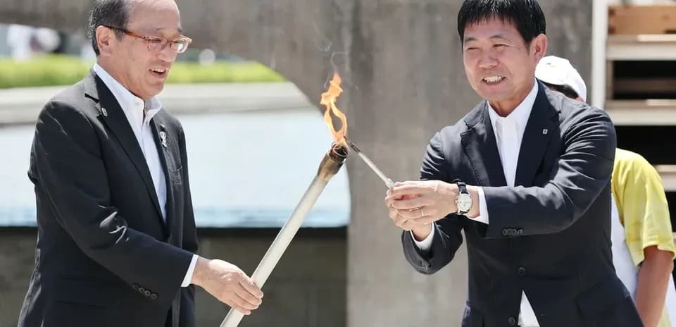 Deux hommes allumant une torche ensemble
