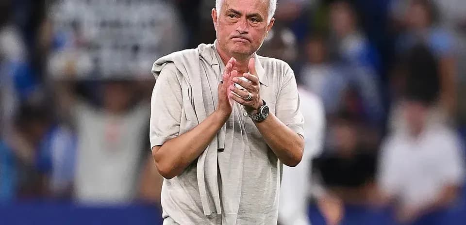 Entraîneur applaudit après le match