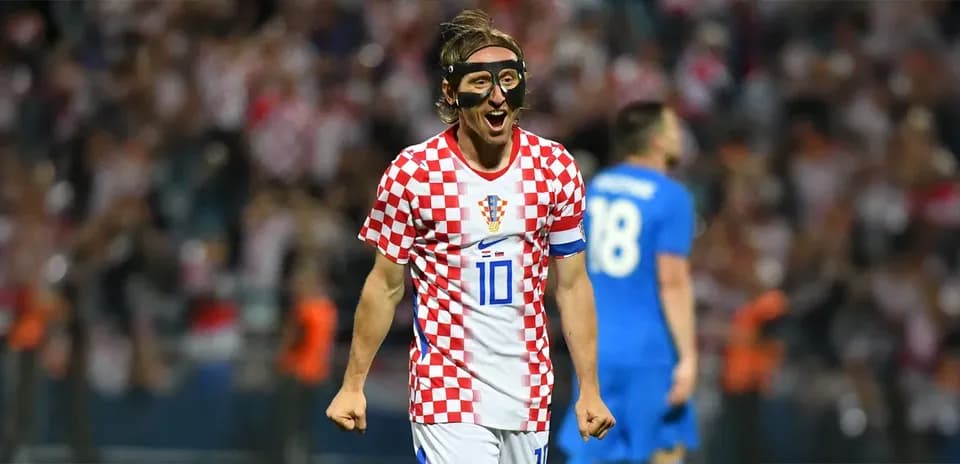 Joueur croate célébrant avec un masque facial