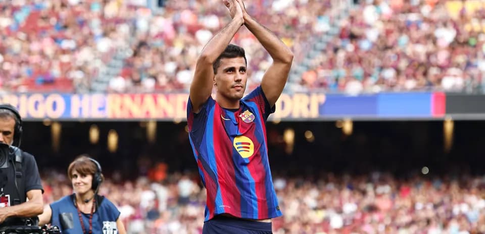 Joueur applaudissant les fans au stade Camp Nou