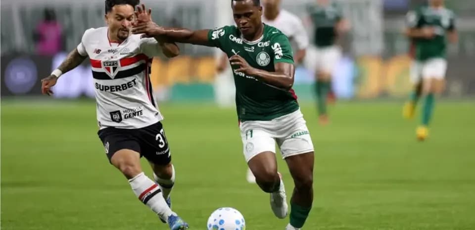 Deux joueurs se disputant le ballon lors du match