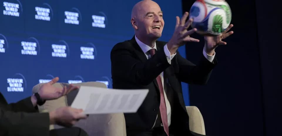 Homme lançant un ballon de football lors d'un événement
