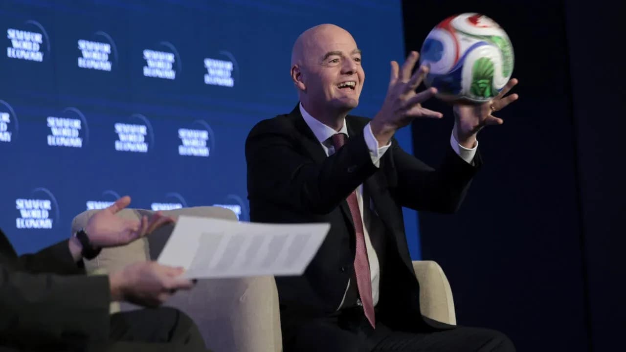 Homme lançant un ballon de football lors d'un événement